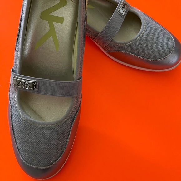 Ann Klein slip ons - Picture 3 of 3